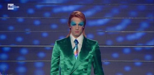 Achille Lauro a Sanremo si veste da David Bowie: la reazione dei social