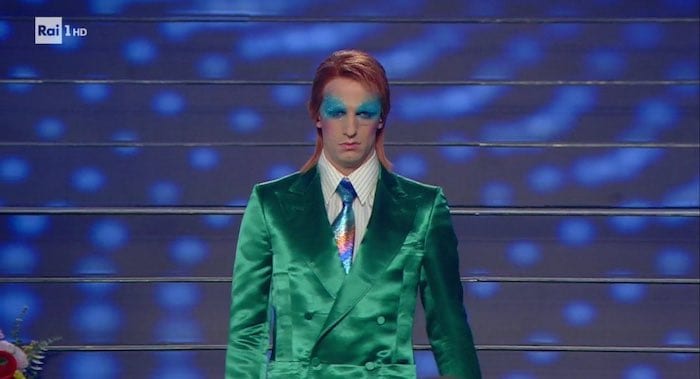 Achille Lauro a Sanremo si veste da David Bowie: la reazione dei social