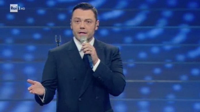 Tiziano Ferro saluta il fratello tra il pubblico dell'Ariston