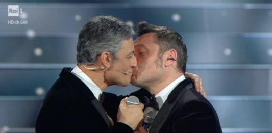 Fiorello e Tiziano Ferro si baciano a Sanremo. Pace fatta tra i due