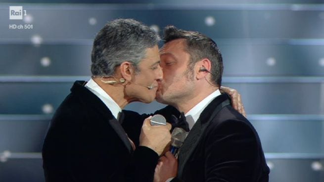 Fiorello e Tiziano Ferro si baciano a Sanremo. Pace fatta tra i due