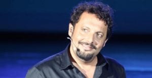 enrico brignano tutto casa e teatro streaming programmazione orario di cosa parla