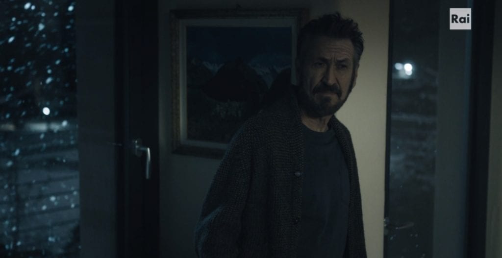Il protagonista in una scena di Rocco Schiavone