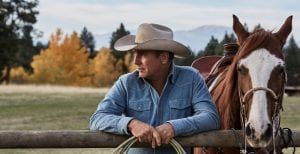 Kevin Costner in una scena della serie TV Yellowstone
