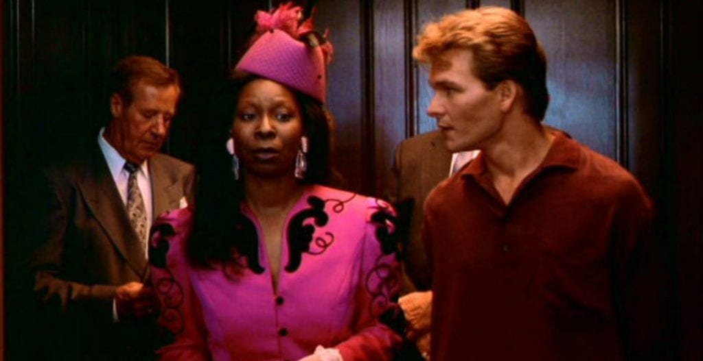 Una scena del film Ghost con Patrick Swayze e Whoopi Goldberg