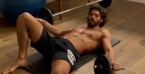 Can Yaman hot fa esercizio fisico