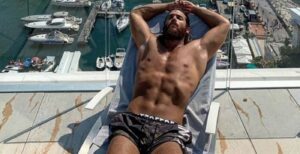 Can Yaman hot al mare