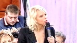 maria de filippi arrabbiata pubblico amici 4