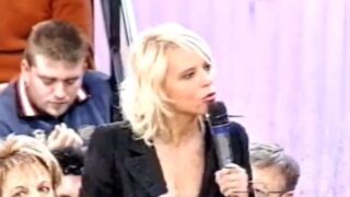 maria de filippi arrabbiata pubblico amici 4