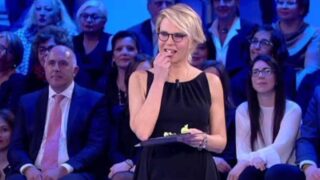 maria de filippi perché mangia caramelle