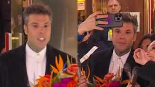 Perché Fedez aveva gli occhi neri sul Green Carpet di Sanremo 2025
